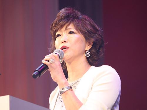 あいさつする佐藤知己社長